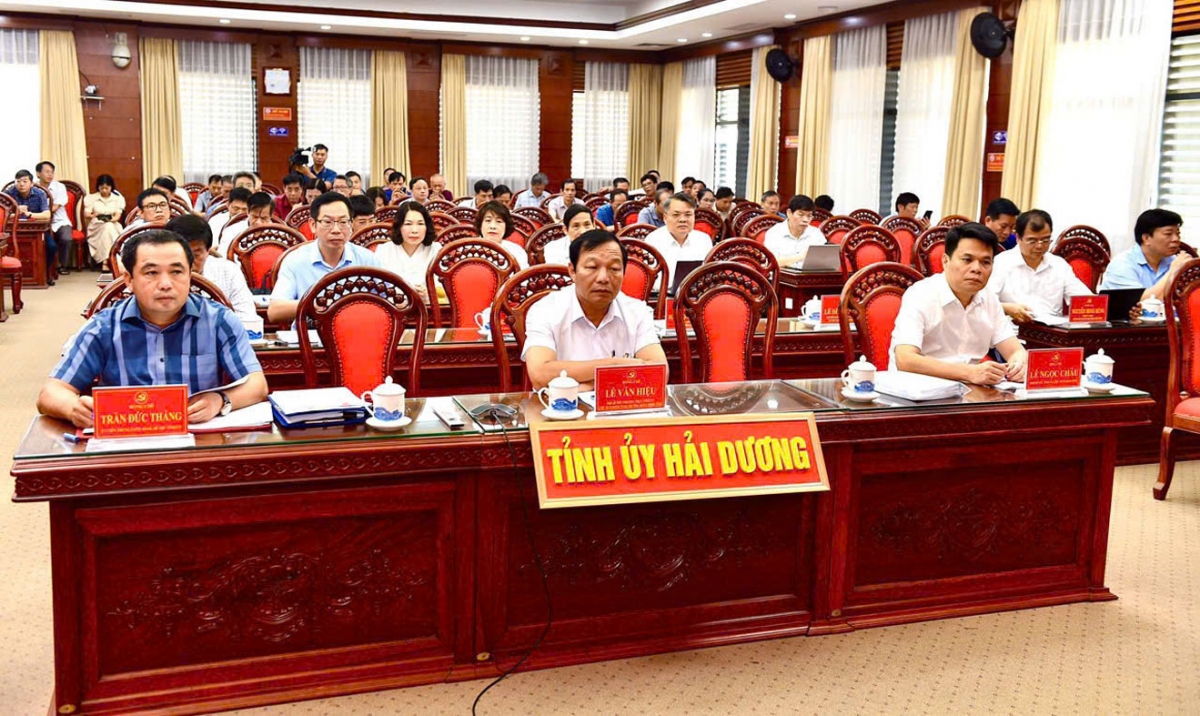 Bí thư Tỉnh ủy Hải Dương Trần Đức Thắng cùng lãnh đạo HĐND tỉnh Hải Dương, UBND tỉnh Hải Dương... tham dự Hội nghị tập huấn trực tuyến toàn quốc về nghiệp vụ tổ chức xây dựng Đảng, quản lý nhà nước, tổ chức và hoạt động của MTTQ, các đoàn thể chính trị ở cấp xã (mới).
