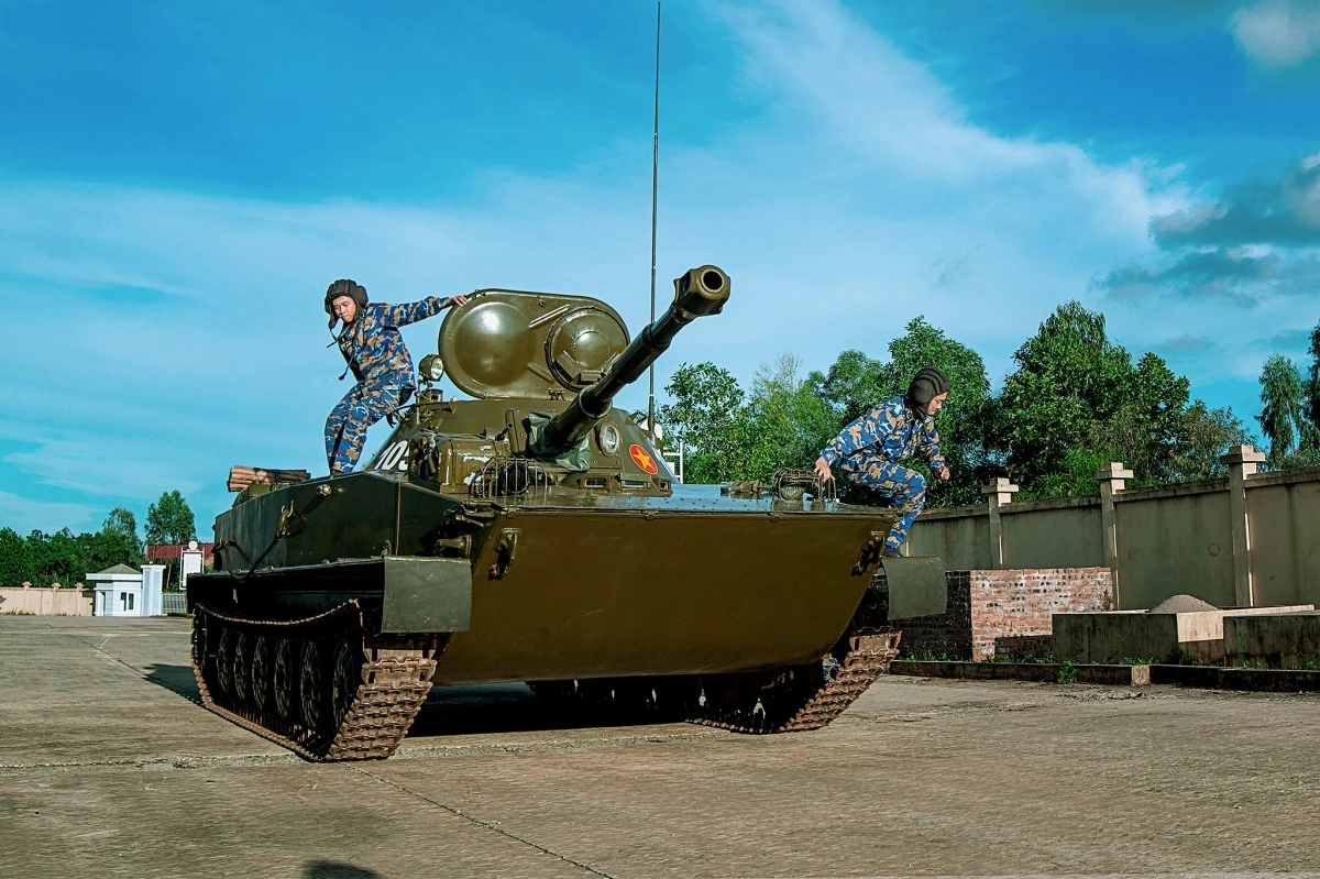 Kíp xe tăng PT-76 của Lữ đoàn 147 huấn luyện sẵn sàng chiến đấu.