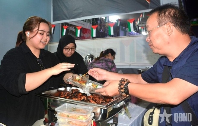 Visitors enjoy Halal food at the Hanoi Tourism Festival 2025. (Photo: qdnd.vn)