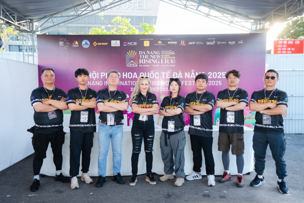 Thành viên đội pháo hoa Hàn Quốc.