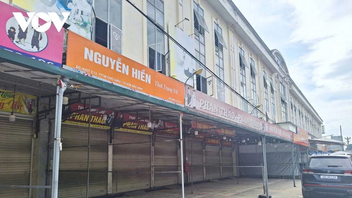 Nhiều cửa hàng quần áo tại chợ Giàu (TP Từ Sơn) thường tấp nập "người mua kẻ bán" thì nay đồng loạt đóng cửa. (Ảnh: Văn Giang)