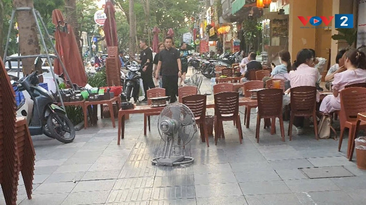 Không chỉ người khiếm thị, tất cả người đi bộ đều bị đẩy xuống lòng đường bởi toàn bộ hè phố đã bị chiếm dụng