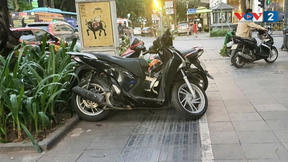 Lối đi dành riêng cho người khiếm thị trên hè phố bị chiếm dụng thành chỗ để xe diễn ra rất phổ biến