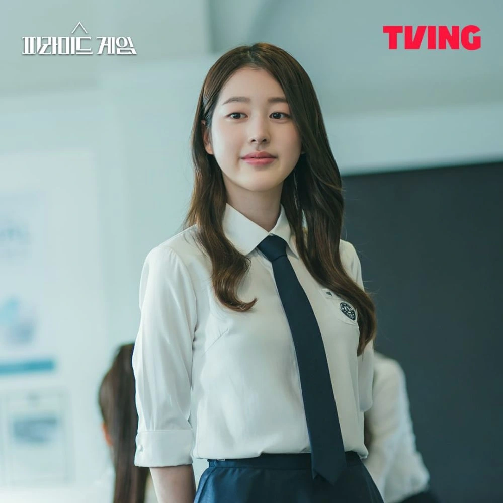 Jang Da Ah trong vai Baek Hae Rin (Pyramid Game): Mới gia nhập làng phim ảnh nhưng Jang Da Ah – em gái Jang Won Young – đã khiến khán giả chú ý với vai Baek Hae Rin, một nữ thừa kế kín tiếng, sắc sảo và toan tính. Không nói nhiều, không biểu cảm thái quá, nhưng ánh mắt và chiến lược của cô cho thấy đẳng cấp một người kế thừa thực thụ.