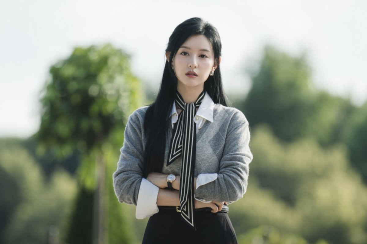 Kim Ji Won trong vai Hong Hae In (Queen of Tears): Là người thừa kế đế chế bán lẻ Queens Mall, Hong Hae In khiến khán giả mê mẩn bởi sự thanh lịch tự nhiên, phong thái lạnh lùng mà quyến rũ.
