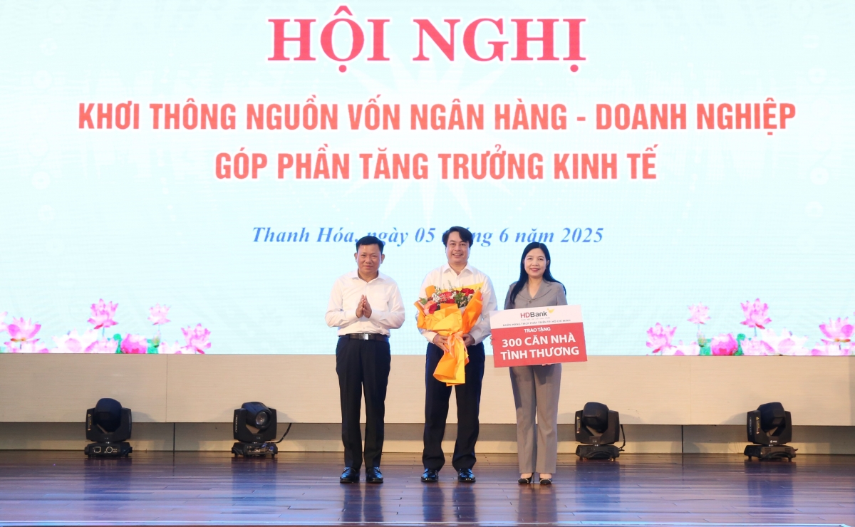 Ông Nguyễn Văn Hảo, Phó Tổng Giám đốc HDBank, trao tặng kinh phí xây dựng 300 căn nhà tình thương cho các hộ khó khăn tại tỉnh Thanh Hoá