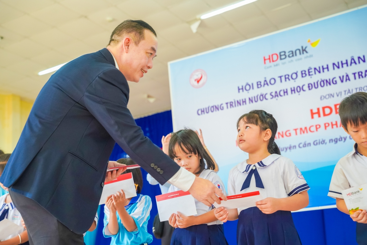 Đại diện HDBank trao tặng học bổng cho các em học sinh tại huyện Cần Giờ