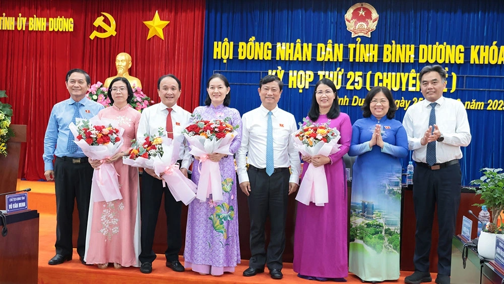 Lãnh đạo tỉnh tặng hoa tri ân cho các đồng chí là lãnh đạo các ban, cán bộ HĐND tỉnh