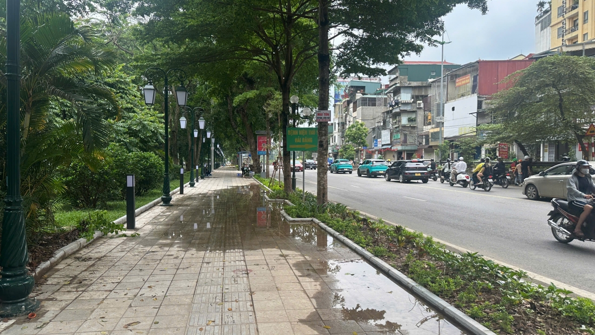Dự án Cải tạo, chỉnh trang hè phố Lê Duẩn, cổng, hàng rào Công viên Thống Nhất (đoạn từ phố Trần Nhân Tông tới phố Đại Cồ Việt) có chiều dài hơn 1.000 m vừa hoàn thành đưa vào sử dụng. Tổng mức đầu tư hơn 14,5 tỷ đồng, trong đó chi phí xây dựng hơn 12,3 tỷ đồng. Thế nhưng, sau mỗi cơn mưa vỉa hè lại có tình trạng nước lênh láng không tiêu thoát.