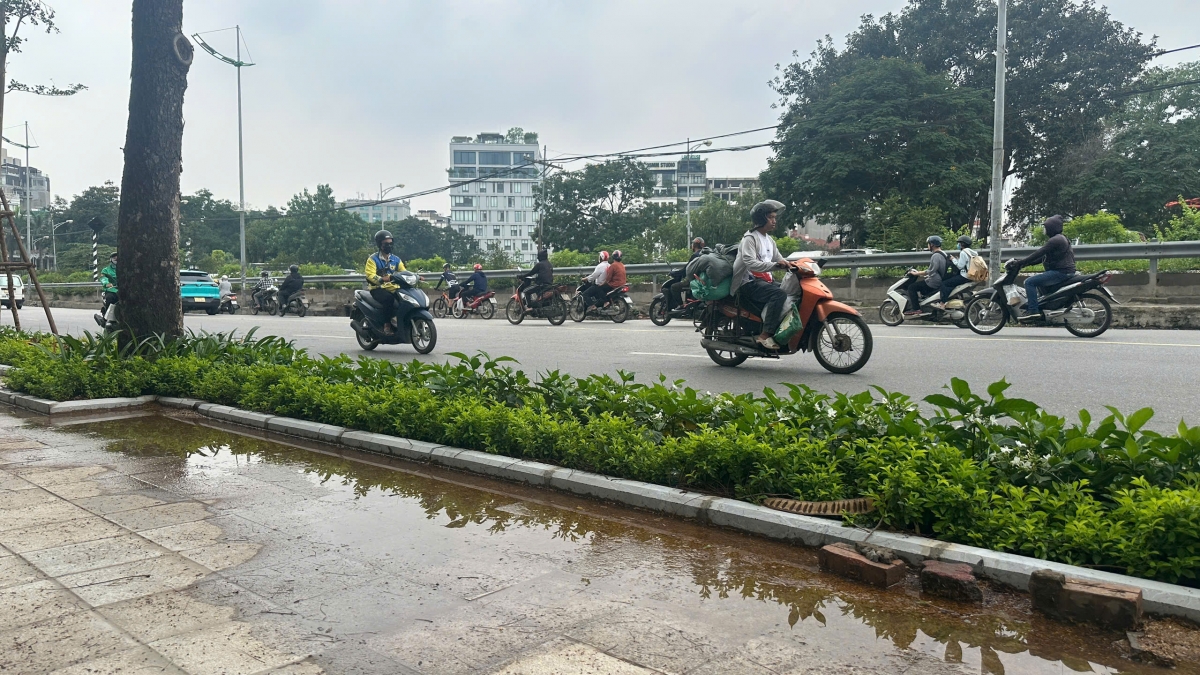 Các rãnh thoát nước được thi công rất tạm bợ nhỏ hẹp bị đất bên trong dải cây xanh chặn lại khiến nước không tiêu thoát được.