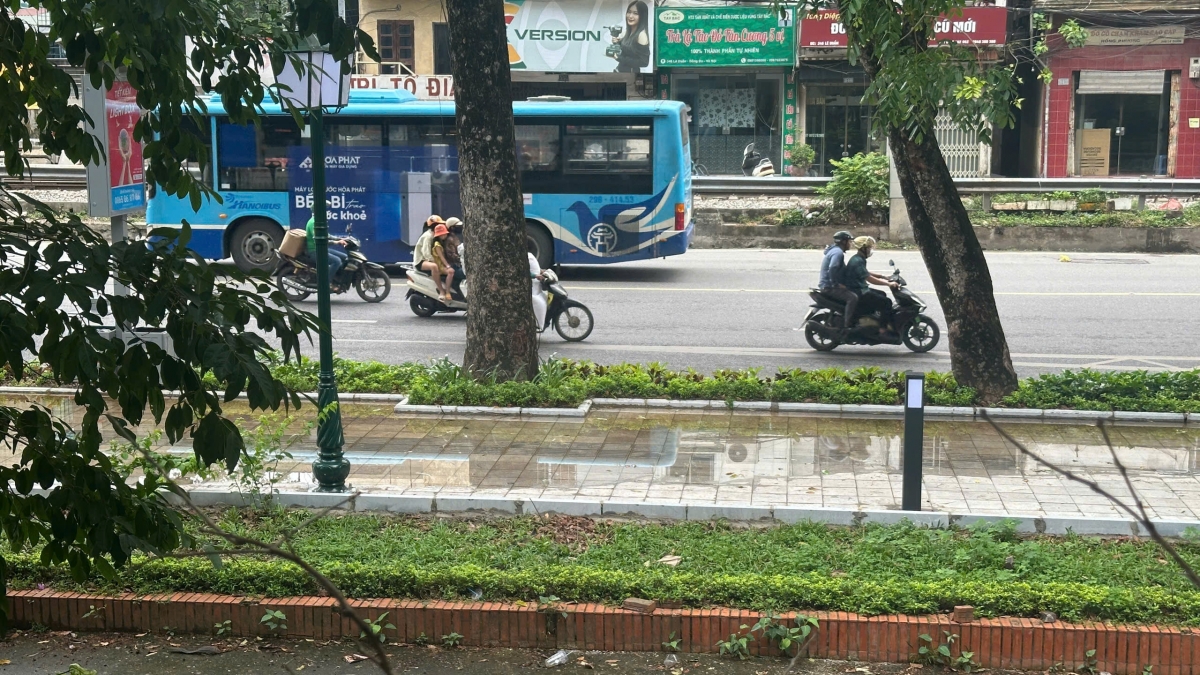 Theo quan sát, việc bố trí rãnh thoát nước, lỗ thoát nước không đủ số lượng là nguyên nhân khiến vỉa hè ngập nước sau mỗi cơn mưa lớn