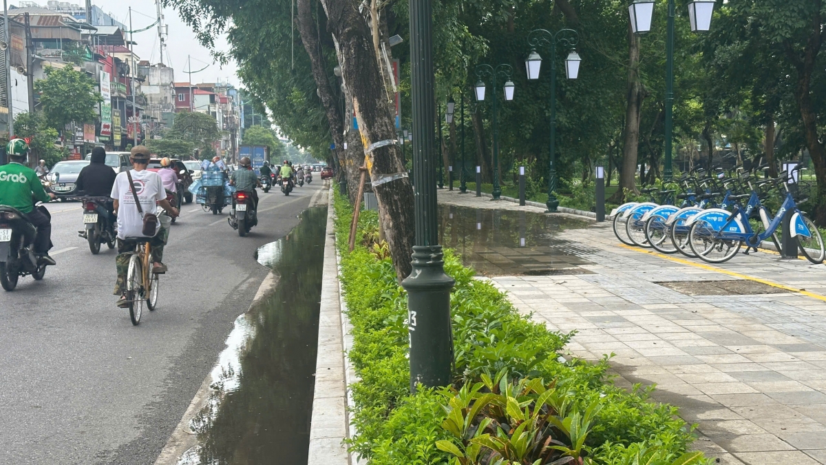 Không chỉ trên vỉa hè rãnh thoát nước dưới lòng đường cũng không có chỗ thoát. Dù chi phí đầu mức đầu tư cho phần xây lắp rất lớn hơn 12 tỷ đồng. Tuy nhiên, công trình mới đưa vào sử dụng đã bộc lộ những bất cập.