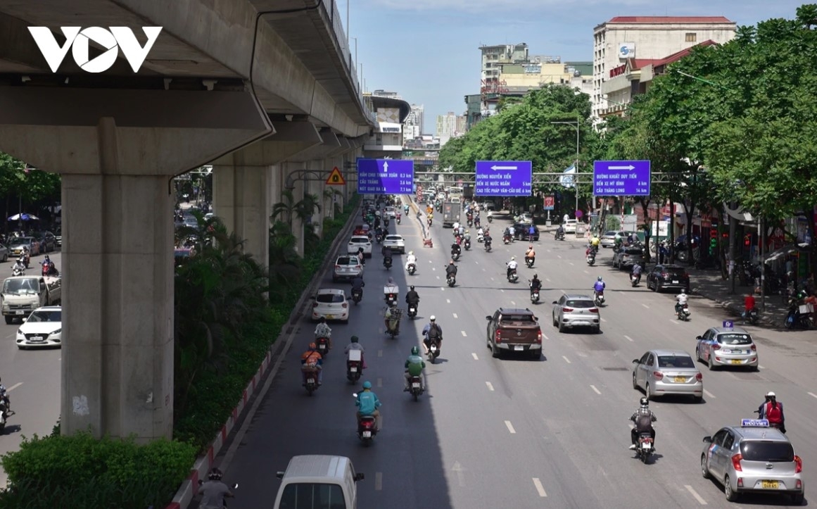   Hanoi enters peak heatwave with temperatures nearing 40°C.