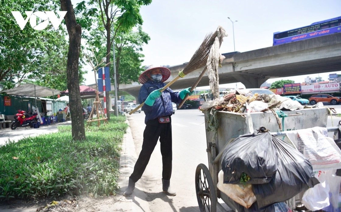    Despite the midday heat, workers stay out on the streets to make ends meet