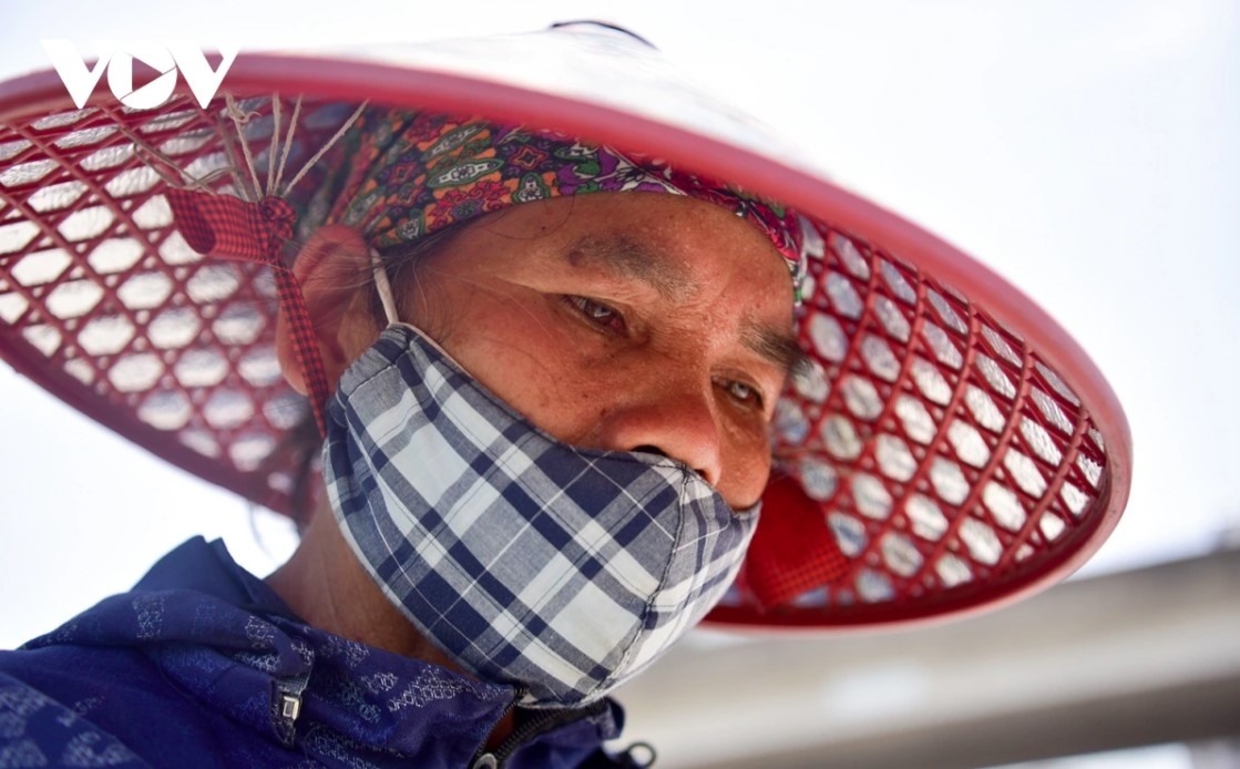 Nguyen Thi Lan, a resident of Chuong My district, shares that she now tries to finish working before noon to go home and rest.