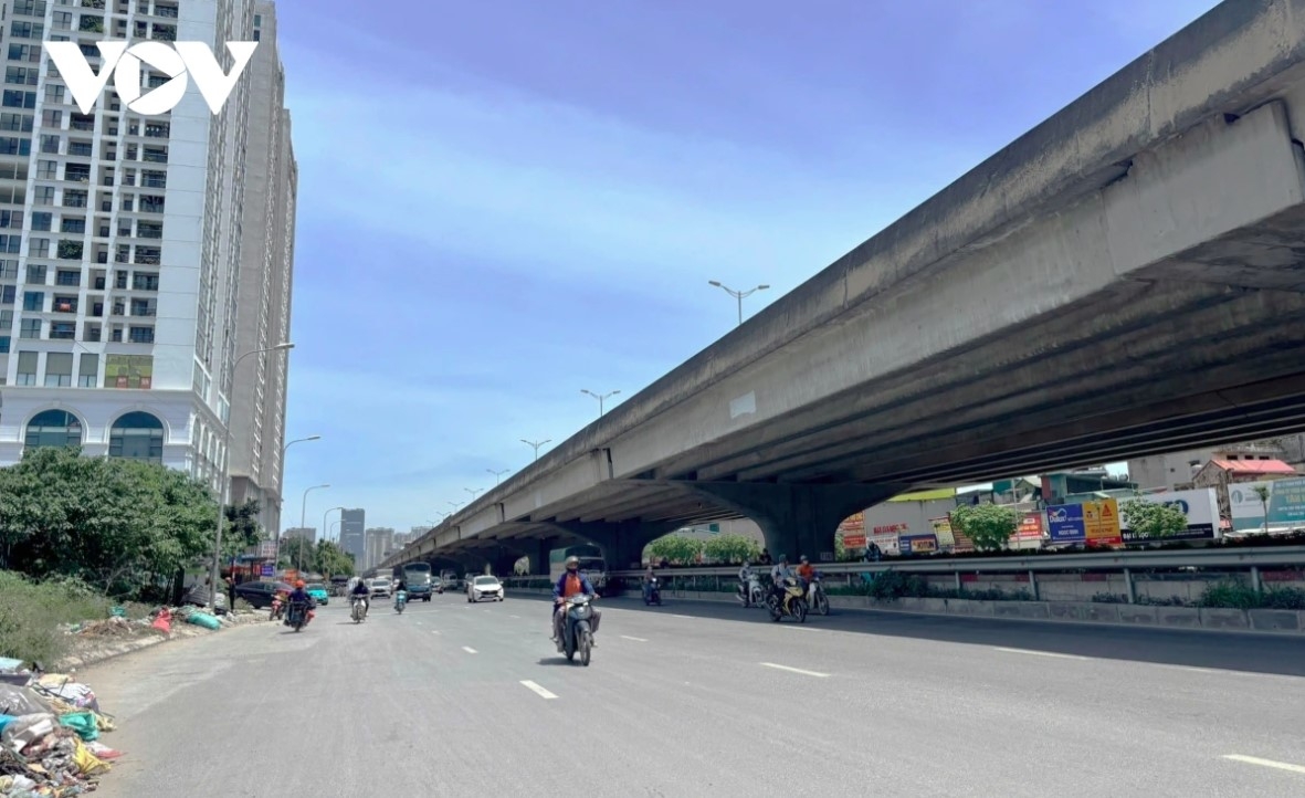    At noon, many streets in Hanoi fall quiet under the intense sun.