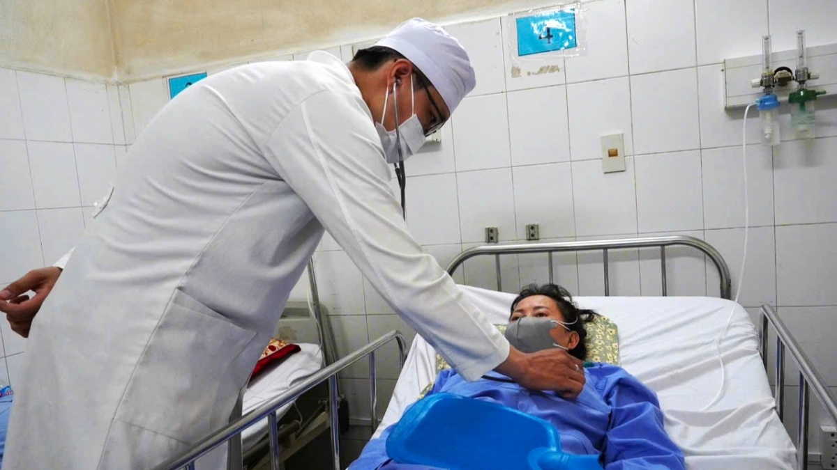 Hiện bệnh nhân không còn tình trạng xuất huyết, sinh tồn ổn định, tiếp tục điều trị kháng đông theo phác đồ thuyên tắc phổi