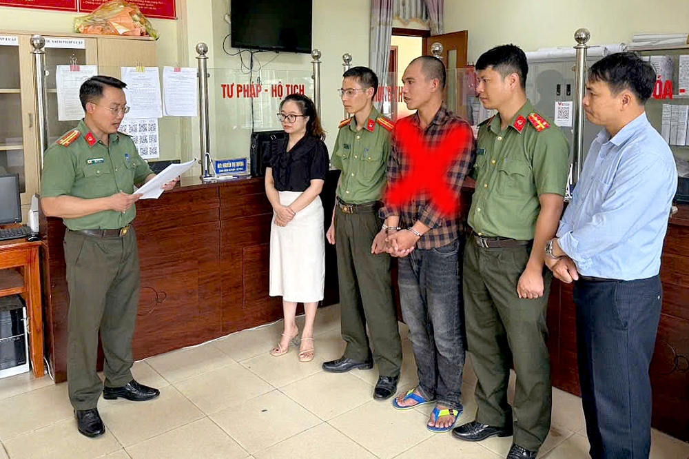 Cơ quan An ninh điều tra, Công an tỉnh Lai Châu đọc lệnh bắt giữ đối tượng Lê Văn Thắng. (Ảnh: CACC)