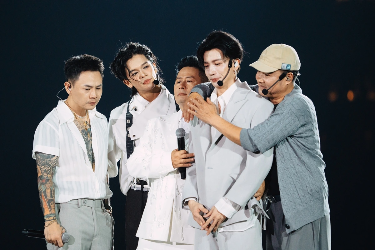 Một trong những khoảnh khắc xúc động trên sân khấu concert Anh trai vượt ngàn chông gai đêm thứ 5 là phần trình diễn mashup đặc biệt của các anh tài: Tuấn Hưng, Trọng Hiếu, Liên Bỉnh Phát, Nguyễn Trần Duy Nhất, ST Sơn Thạch, Bằng Kiều, Hồng Sơn và Binz. Trong không gian đầy cảm xúc của sân khấu, họ cùng nhau thể hiện ba ca khúc "Ba kể con nghe", "Dưới ánh đèn sân khấu" và "Tỉnh thức sau giấc ngủ đông", như một lời tri ân sâu sắc dành cho những người cha – những điểm tựa quan trọng trong cuộc đời mỗi người.