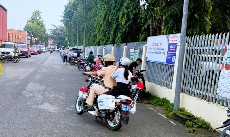 Hỗ trợ thí sinh mang nhầm thẻ dự thi đến kịp giờ (Ảnh: Công an tỉnh Đồng Nai)