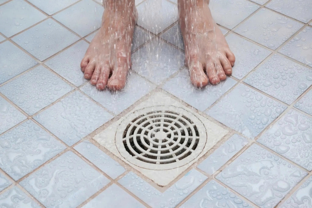 Các chuyên gia đều cho rằng, tư thế đi tiểu đúng và an toàn nhất là ngồi, cách này bảo vệ cơ bàng quang, sàn chậu.