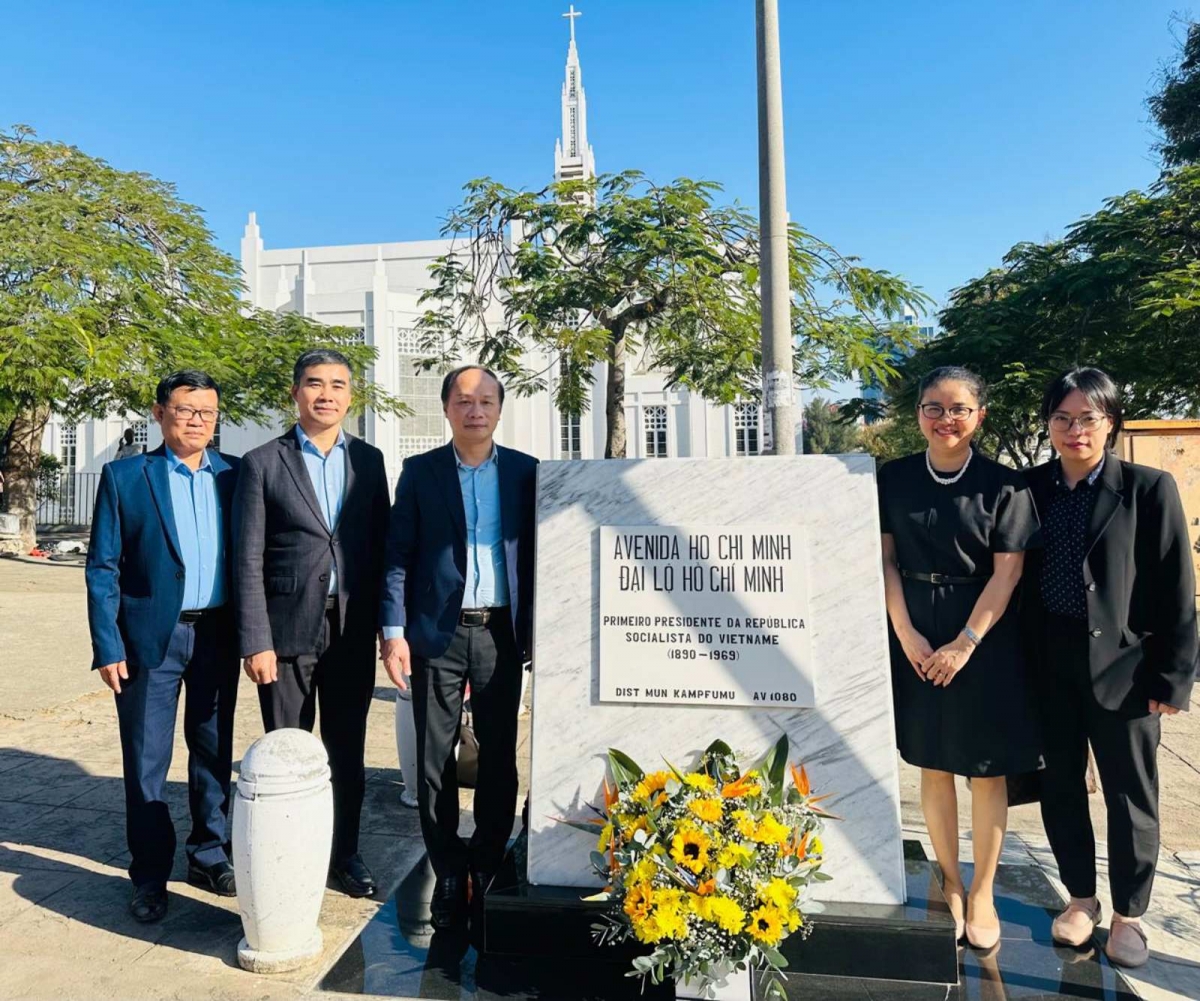 Ông Phạm Tất Thắng, Phó Trưởng ban Ban Tuyên giáo và Dân vận Trung ương và đoàn đại biểu đặt vòng hoa tại Đại lộ Hồ Chí Minh 
