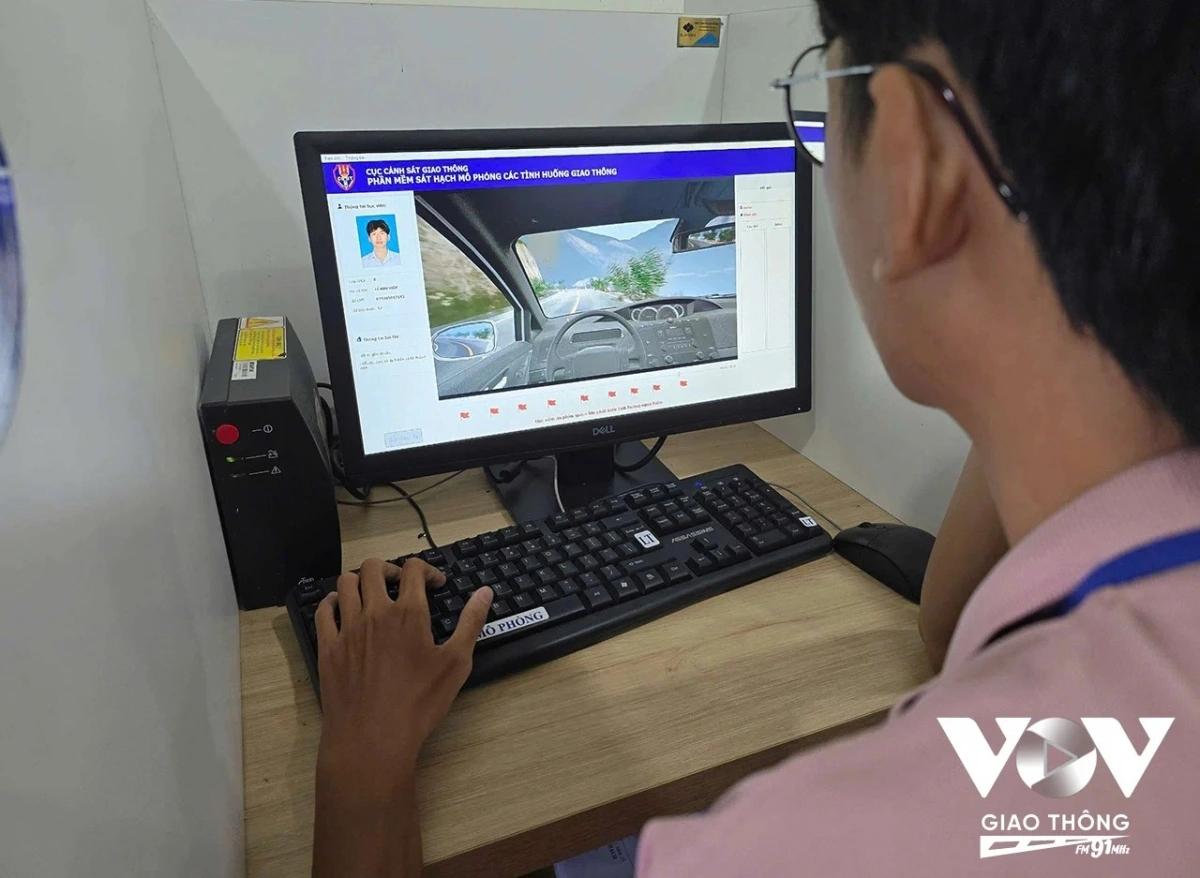 Học viên thực hiện phần thi mô phỏng các tình huống giao thông