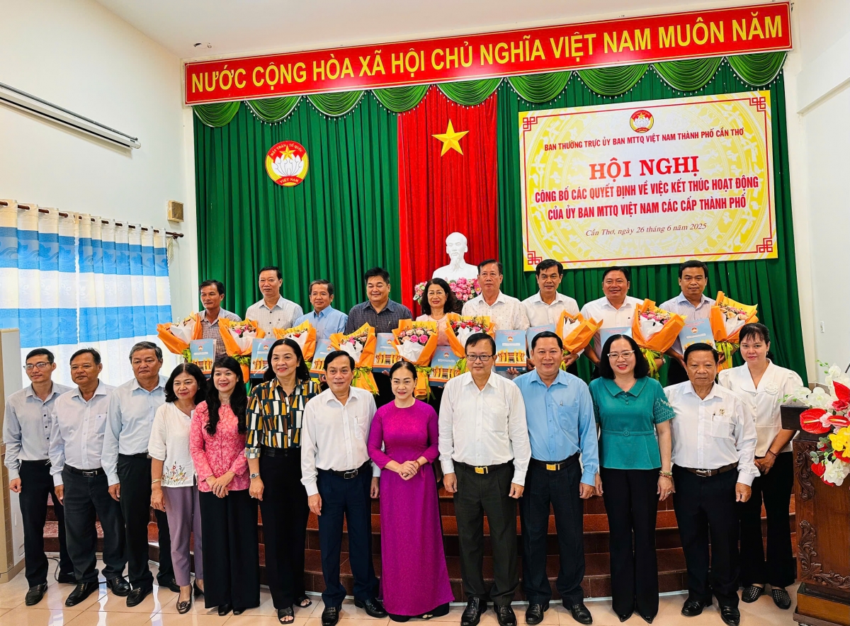 Các đại biểu chụp ảnh lưu niệm.