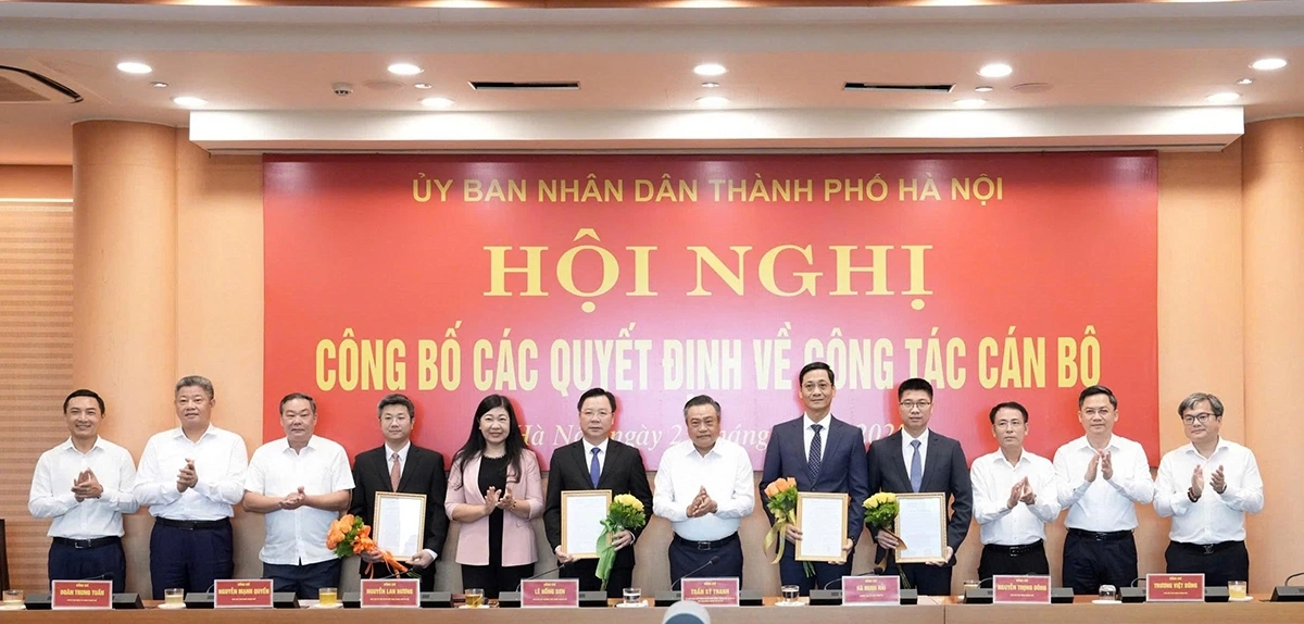 Lãnh đạo thành phố Hà Nội chúc mừng các cá nhân được bổ nhiệm.