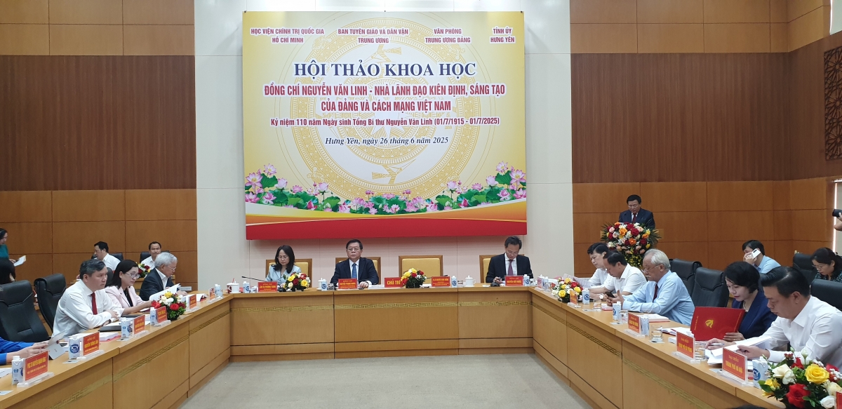 GS.TS Nguyễn Xuân Thắng, Ủy viên Bộ Chính trị, Giám đốc Học viện Chính trị quốc gia Hồ Chí Minh, Chủ tịch Hội đồng Lý luận Trung ương phát biểu khai mạc hội thảo. Ảnh: Hà Nam