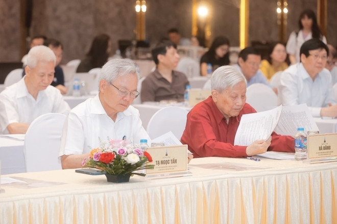 Thành viên Hội đồng chung khảo Giải báo chí quốc gia lần thứ XIX tham gia công tác chấm giải. (Ảnh: Minh Quyết/TTXVN)