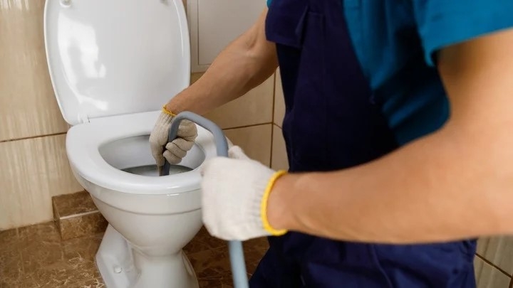 Dây lò xo – loại dụng cụ chuyên dụng để thông tắc sâu trong đường ống, nơi chất thải bị kẹt lại. (Ảnh: Cyberknife)