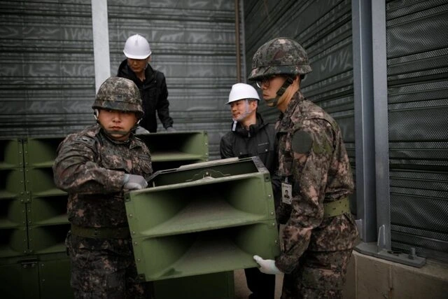 Binh lính Hàn Quốc lắp đặt các loa phóng thanh cỡ lớn hướng sang Triều Tiên năm 2018 (Ảnh: Reuters)
