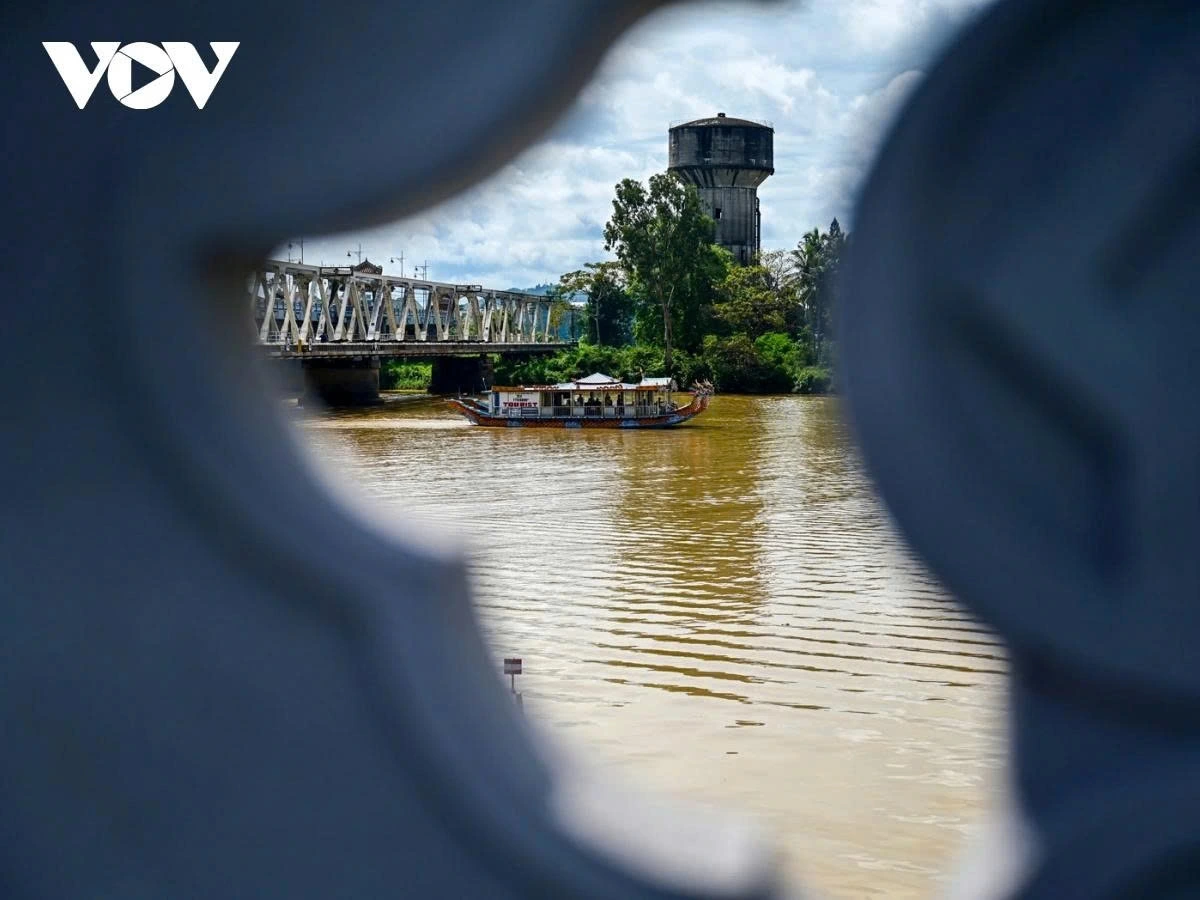 Right next to it is Da Vien railway bridge, also called Bach Ho bridge which is considered to be the most unique bridge among five bridges because it is only for trains.