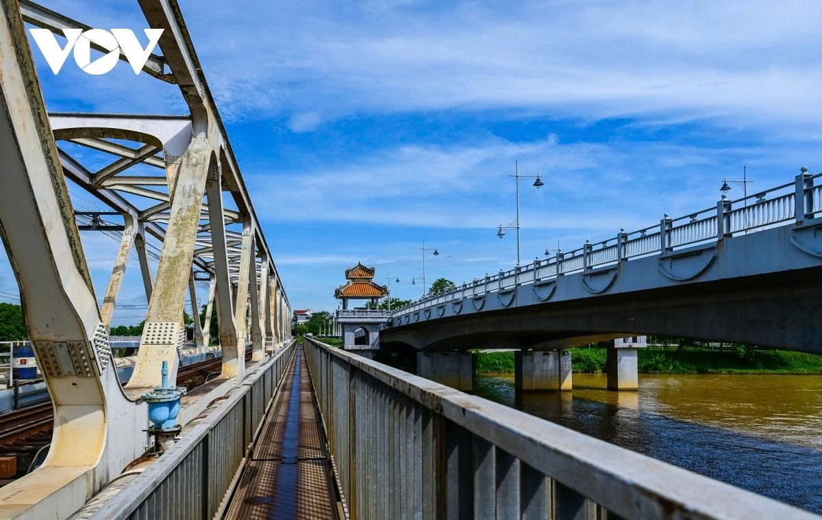 The bridge was built during the French colonial period and serves the North-South railway line passing through Hue city.
