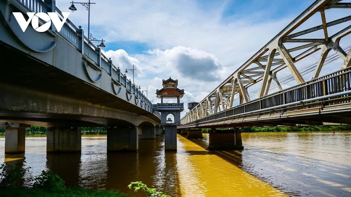 The sound of the trains while passing over the bridge has become part of the unforgettable memories among many generations of Hue.