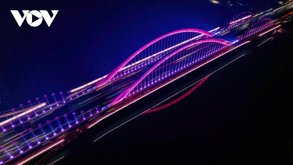 Nguyen Hoang bridge is located in the northern area of ​​the city and connects Phu Xuan district to Thuan Hoa district.
