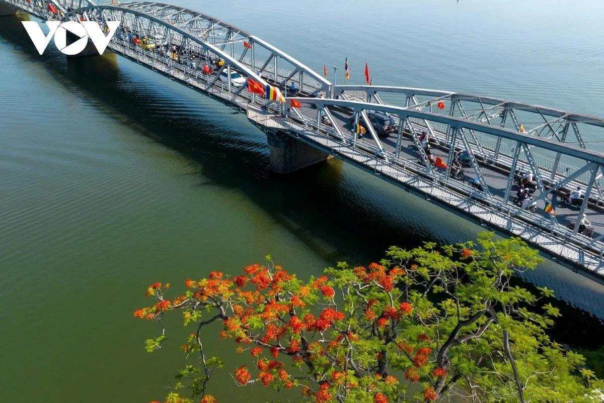 The romantic and tranquil beauty emanating from Truong Tien bridge captivates many visitors.