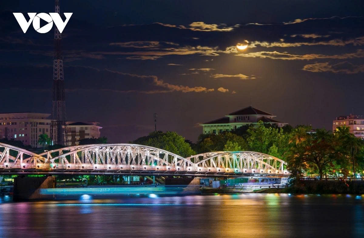 At night the bridge shimmers under the glare of the LED lighting system.