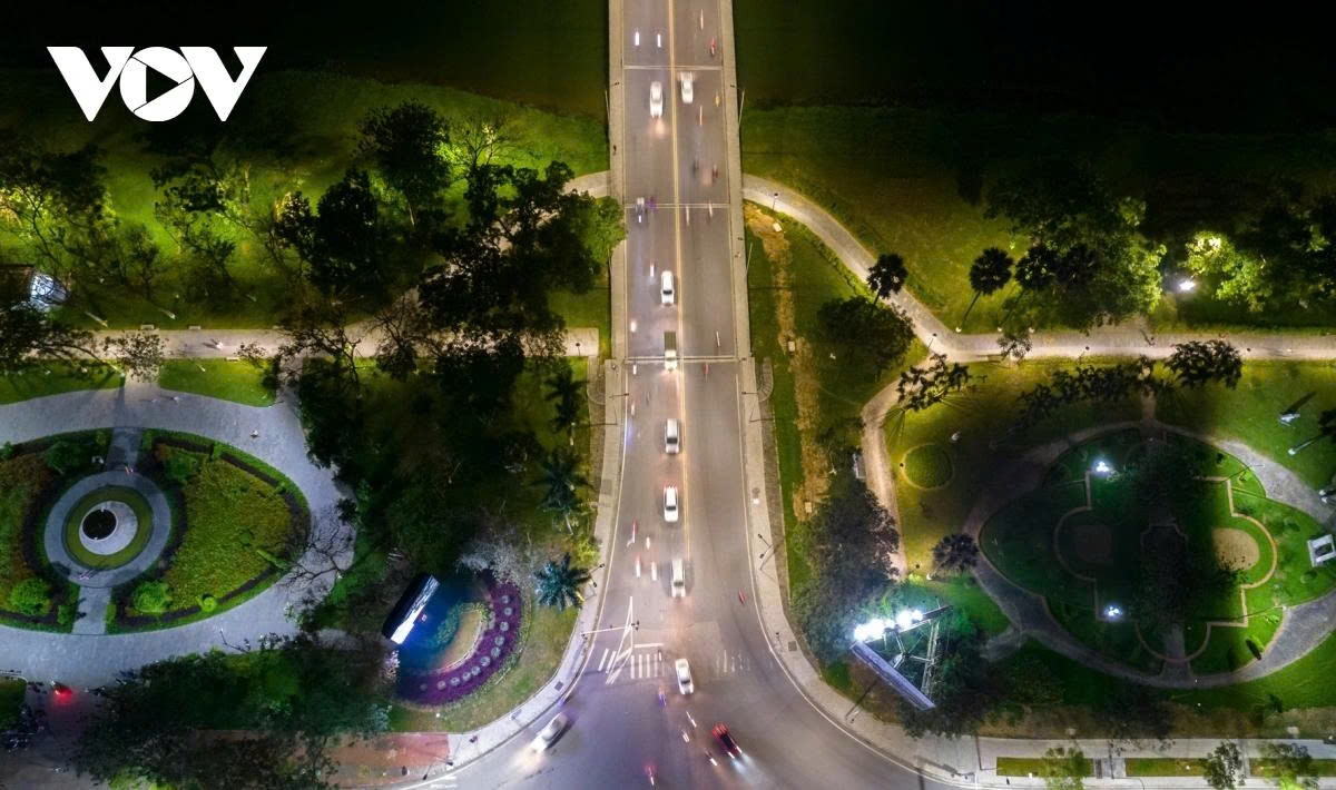 The bridge stretches for 433 metres in length and sits 24 metres wide, helping to link Hue city and neighbouring localities.