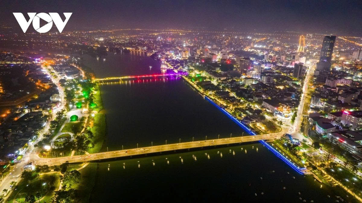 Standing on Phu Xuan bridge, visitors can admire the gentle beauty of the Perfume River. They also see Hue Citadel, the majestic Ngo Mon (Meridian) Gate, or graceful Truong Tien bridge.