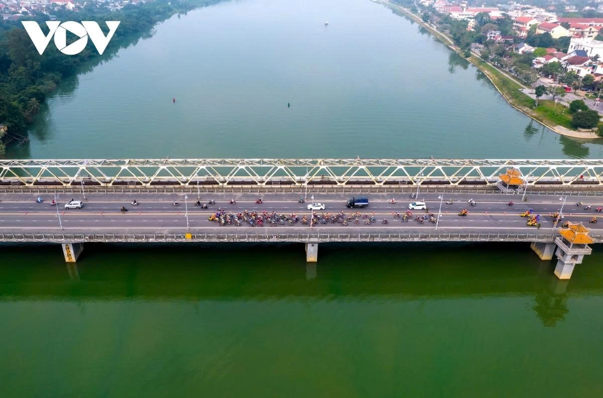 With a modern design, Da Vien bridge helps to reduce traffic congestion on Truong Tien and Phu Xuan bridges, while also expanding urban development to the west of the city.
