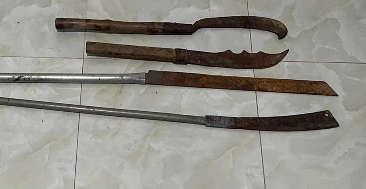 Hung khí các đối tượng chuẩn bị để đánh nhau bị công an thị trấn thu giữ. Ảnh: CABT
