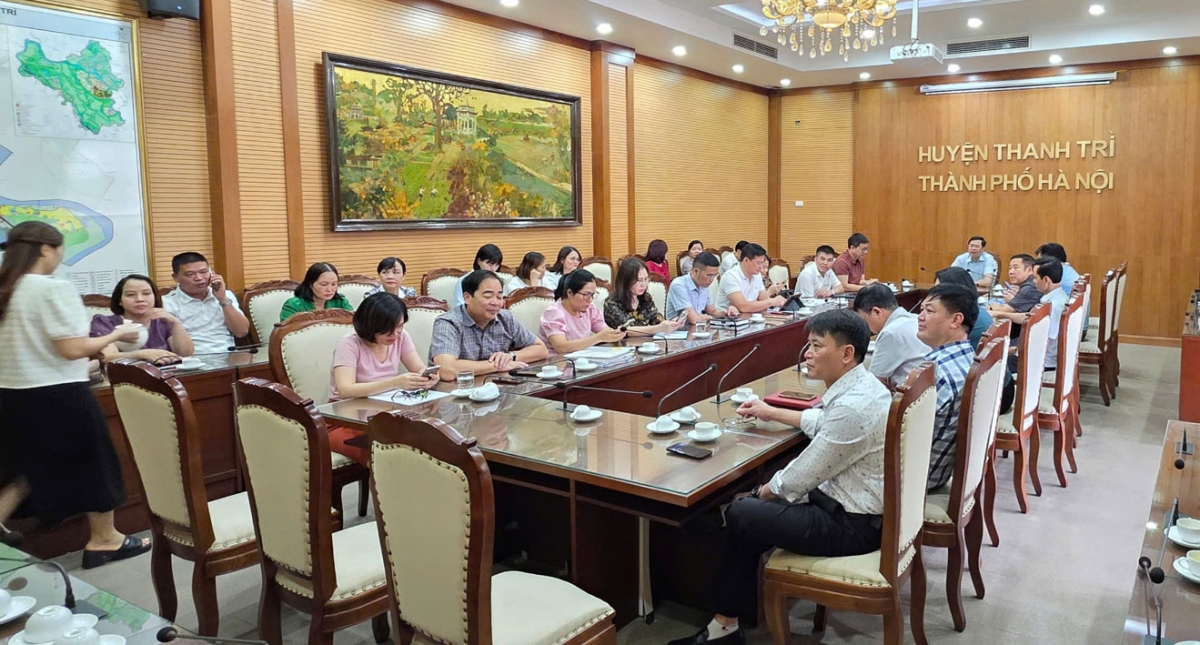 Tại huyện Thanh Trì, lãnh đạo Huyện ủy, UBND huyện Thanh Trì cùng các đại biểu có mặt đông đủ, tham dự hội nghị tập huấn.