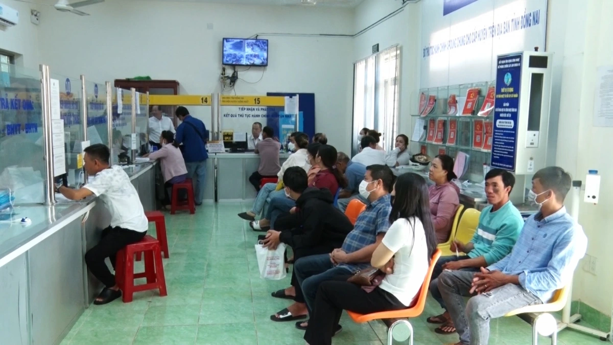 Người dân huyện Thống Nhất thực hiện thủ tục hành chính (Ảnh: CTV)