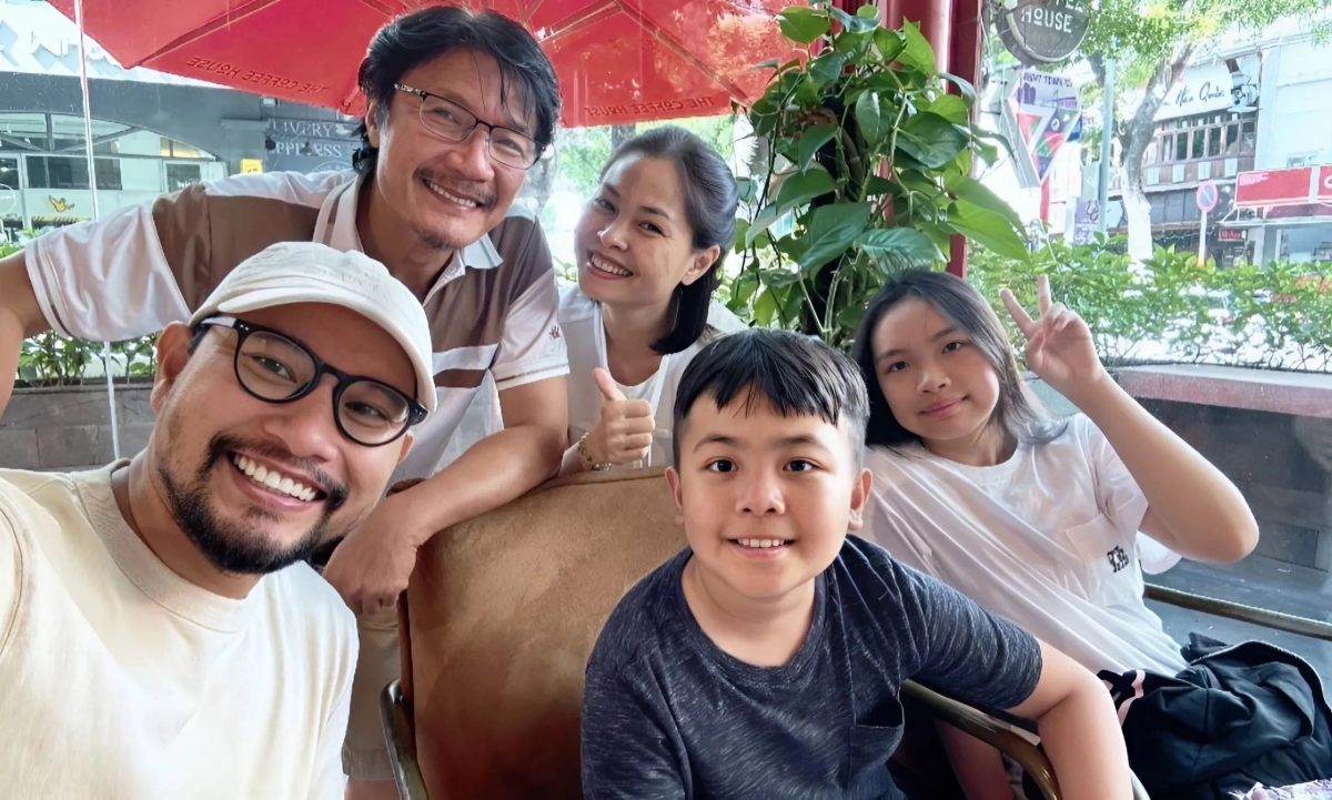 Huỳnh Đông và con trai (ngồi phía trước) về Việt Nam đầu tháng 6. Nam diễn viên - đạo diễn đưa 'khối nghỉ hè' Happy về chơi với 'khối nghỉ hưu' ông bà nội - ngoại, trong khi anh quay phim mới. Diễn viên Ái Châu do bận việc ở Canada, bỏ lỡ chuyến đi này cùng chồng con.
