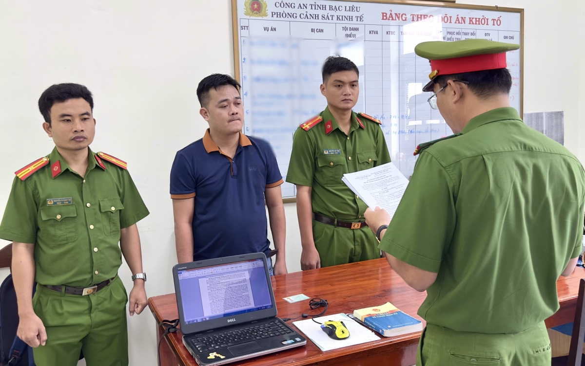 Cơ quan Cảnh sát điều tra Công an tỉnh Bạc Liêu tống đạt các quyết định tố tụng đối với bị can. Ảnh Trọng Nguyễn 