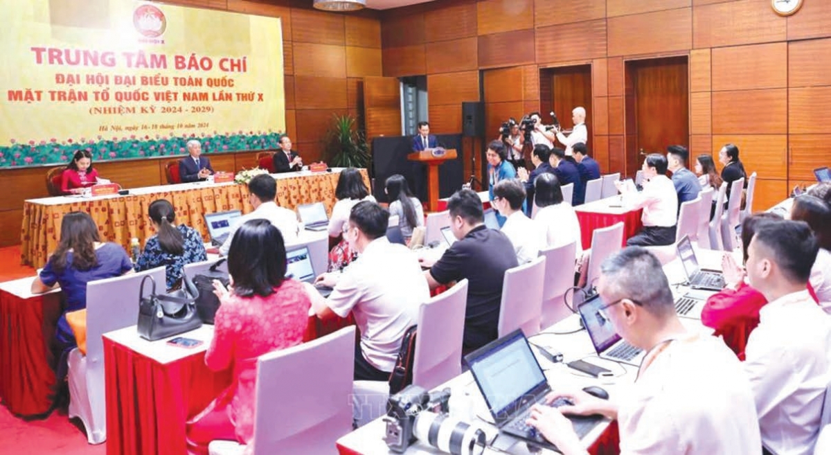 Chủ tịch Đỗ Văn Chiến và Ban Thường trực Ủy ban Trung ương MTTQ Việt Nam chủ trì cuộc họp báo về kết quả Đại hội Đại biểu toàn quốc MTTQ Việt Nam lần thứ X. Ảnh: TTXVN.