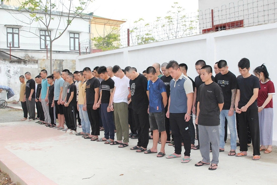 Băng nhóm tội phạm hoạt động xuyên quốc gia, với các mắt xích tại Myanmar và Philippines, chuyên sử dụng công nghệ cao để lừa đảo công dân Việt Nam qua mạng. Qua quá trình điều tra, lực lượng chức năng đã bắt giữ 100 đối tượng liên quan. Theo ước tính ban đầu, nhóm này đã chiếm đoạt hơn 2.000 tỷ đồng từ hàng nghìn nạn nhân trong nước. Ảnh: Công an cung cấp