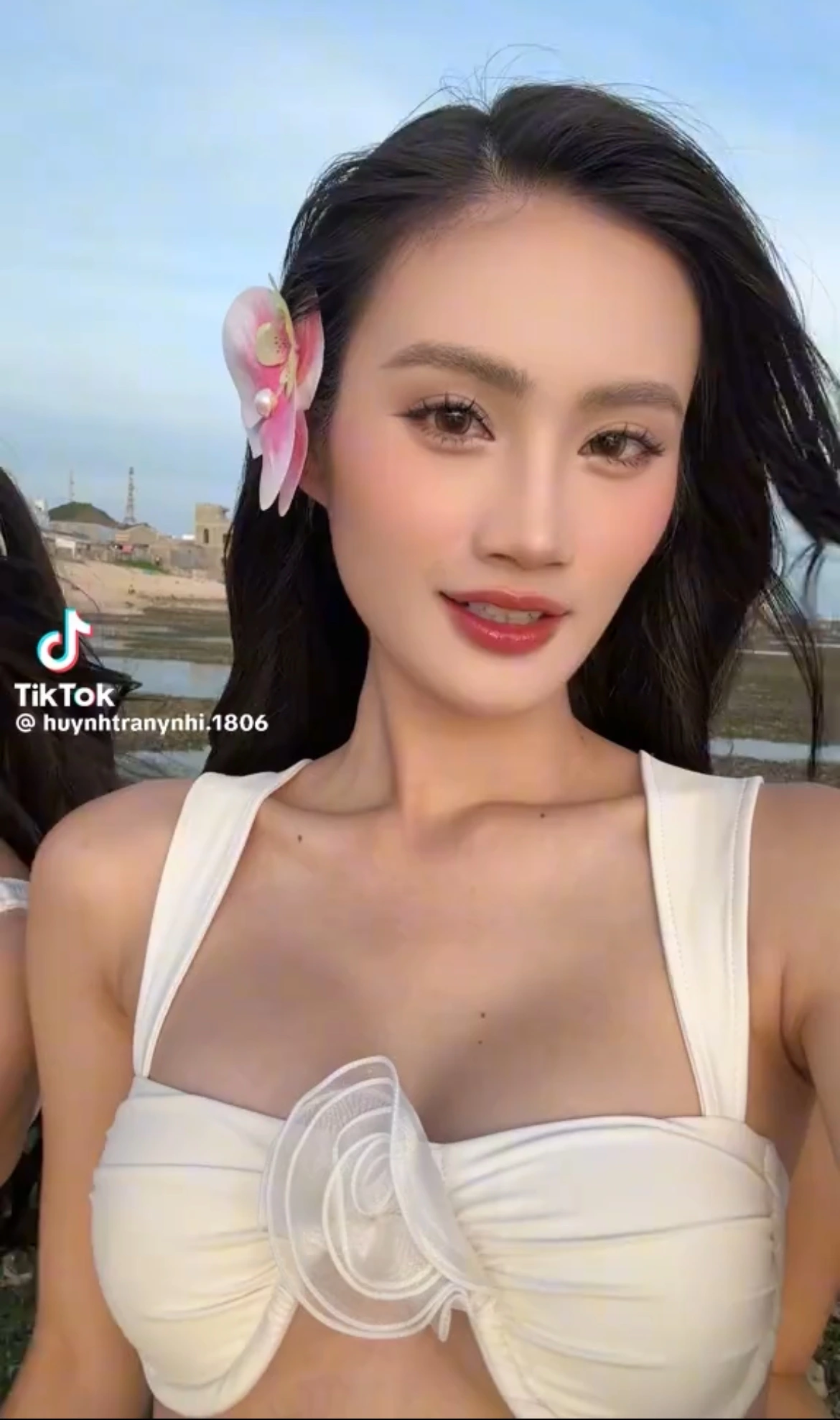 Hoa hậu Ý Nhi đi du lịch có bạn trai đi cùng nhưng trên MXH, cô chỉ khoe những hình ảnh cùng bạn bè chứ không nhắc đến bạn trai.